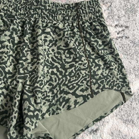 Athleta Printed Hustle 3” Shorts - Picture 3 of 9